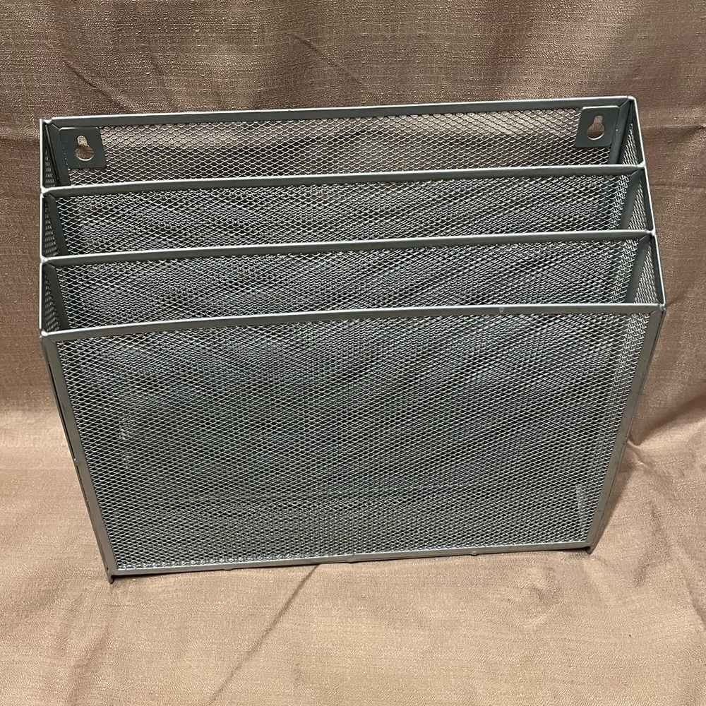 Metal magazine rack